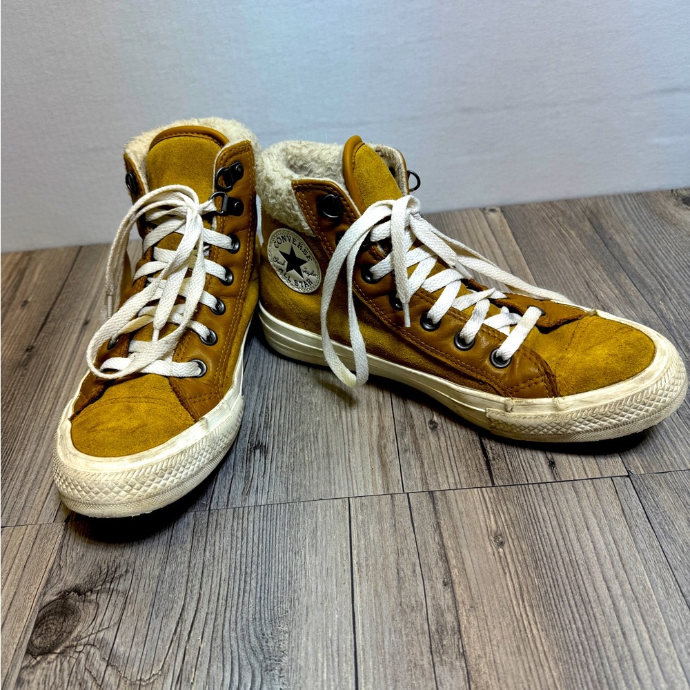 Converse All Star Chuck Taylor Women’s 8 Shoes mustard Suede Fur Lined Sneakers